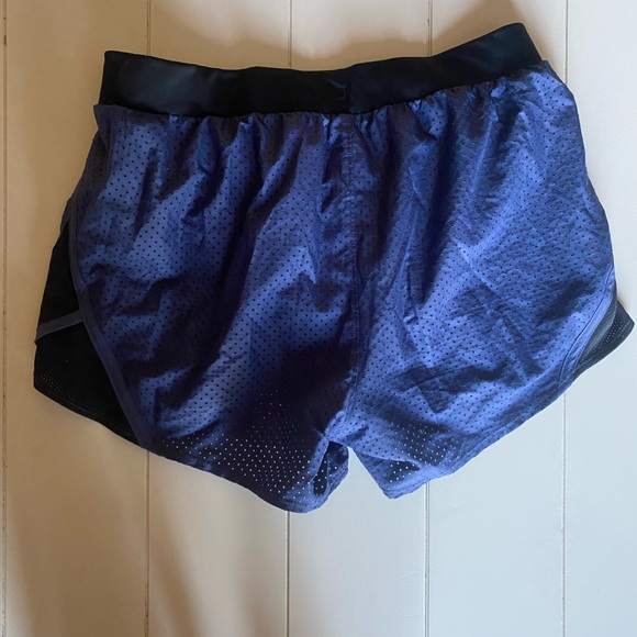 Women’s under armour shorts - Picture 2 of 3